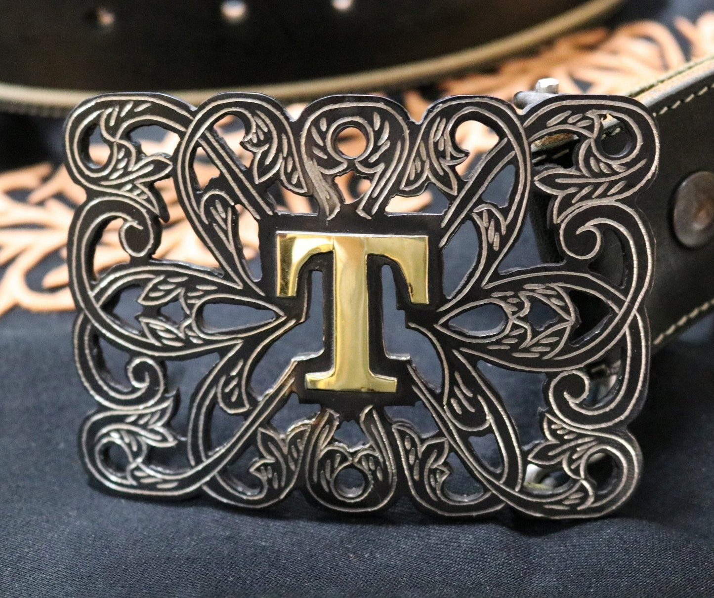 Hebilla Pavonada "T" Negra Charro Buckle - M - Royal Saddles - Belts/Buckles