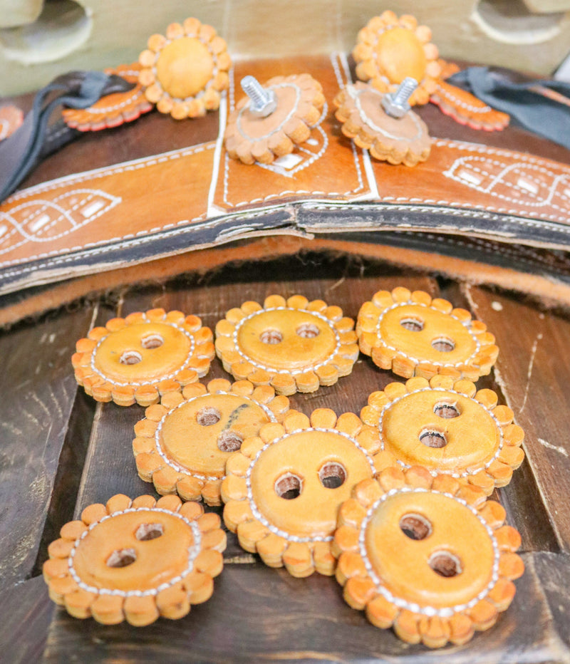 Miel Tan Juego De Chapetones Conchos Monturas Charras - M - Royal Saddles - Charro Saddle Parts